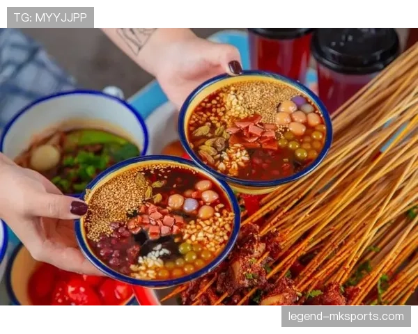 武磊这训练完直接路边摊撸串，自律人设崩得我一脸问号